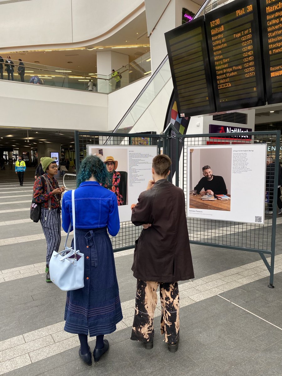 ChrisSudworth's tweet image. Live ⁦@BhamWeekender⁩ ⁦@NetworkRailBHM⁩ with ⁦@handsdowncircus⁩ ⁦@SoniaSabriCo⁩ ⁦@ThePaulStringer⁩ #TheCityThatSpokeToMe &amp;amp; pop up poetry (New St, Moor St &amp;amp; Snow Hill) from ⁦@MrCaseyBailey⁩ ⁦@JasmineGardosi⁩ ⁦@ayanmoaden⁩ and more!!