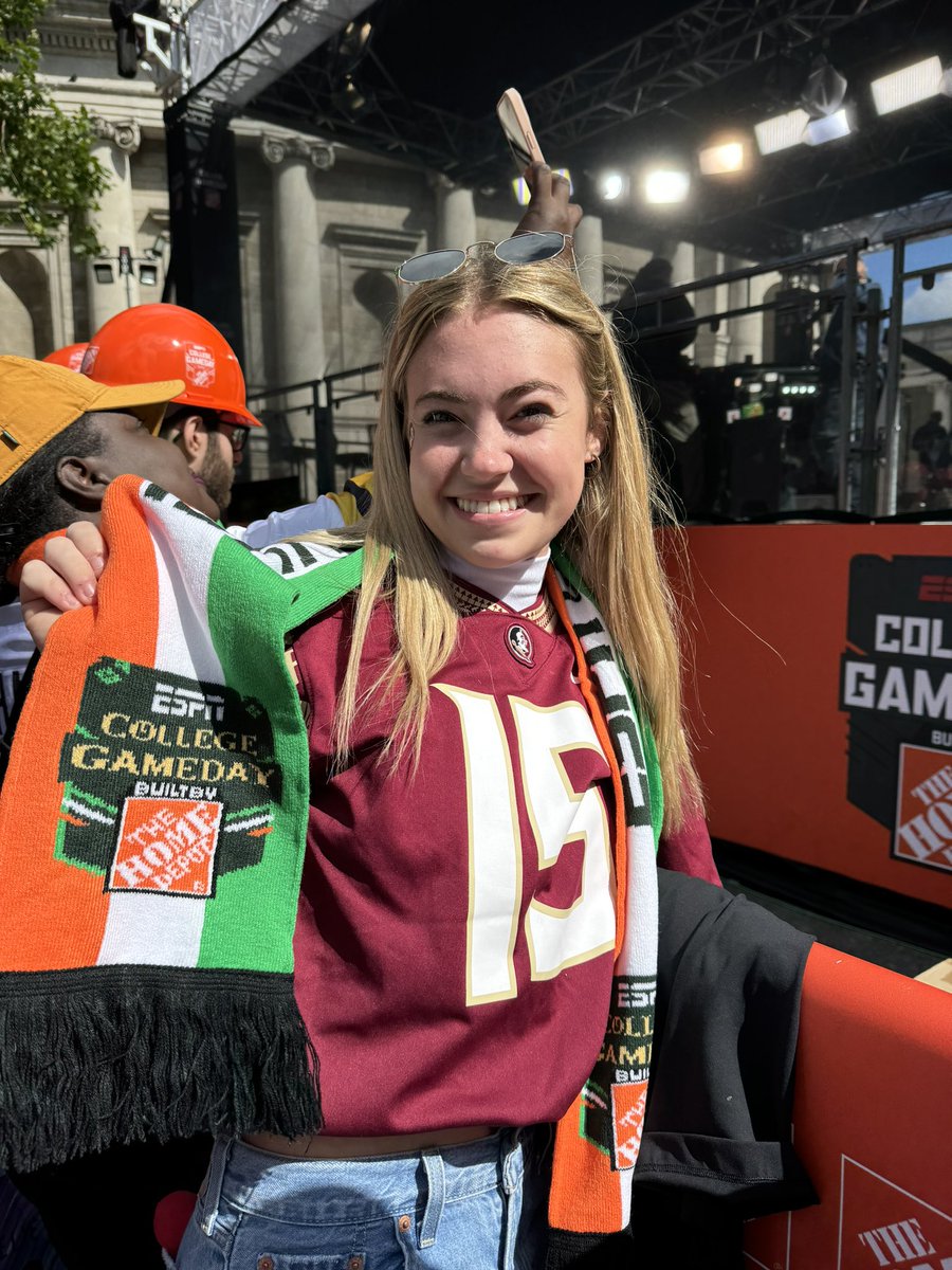 AmandaSaltsman's tweet photo. FRONT ROW! https://t.co/soJpMqHnpN