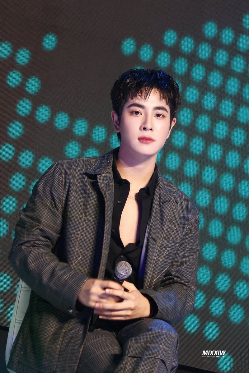 MixOfficialFC's tweet photo. 24/08/24 — #itdthaitradex2024 #itd

รูปถ่ายหรอคิดว่ารูปหล่อ

EarthMix x ItdInspireSME
@wixxiws #mixxiw ♡ 
𖥦 #ส่วนผสมของมิกซ์ https://t.co/hIh26LfQlR