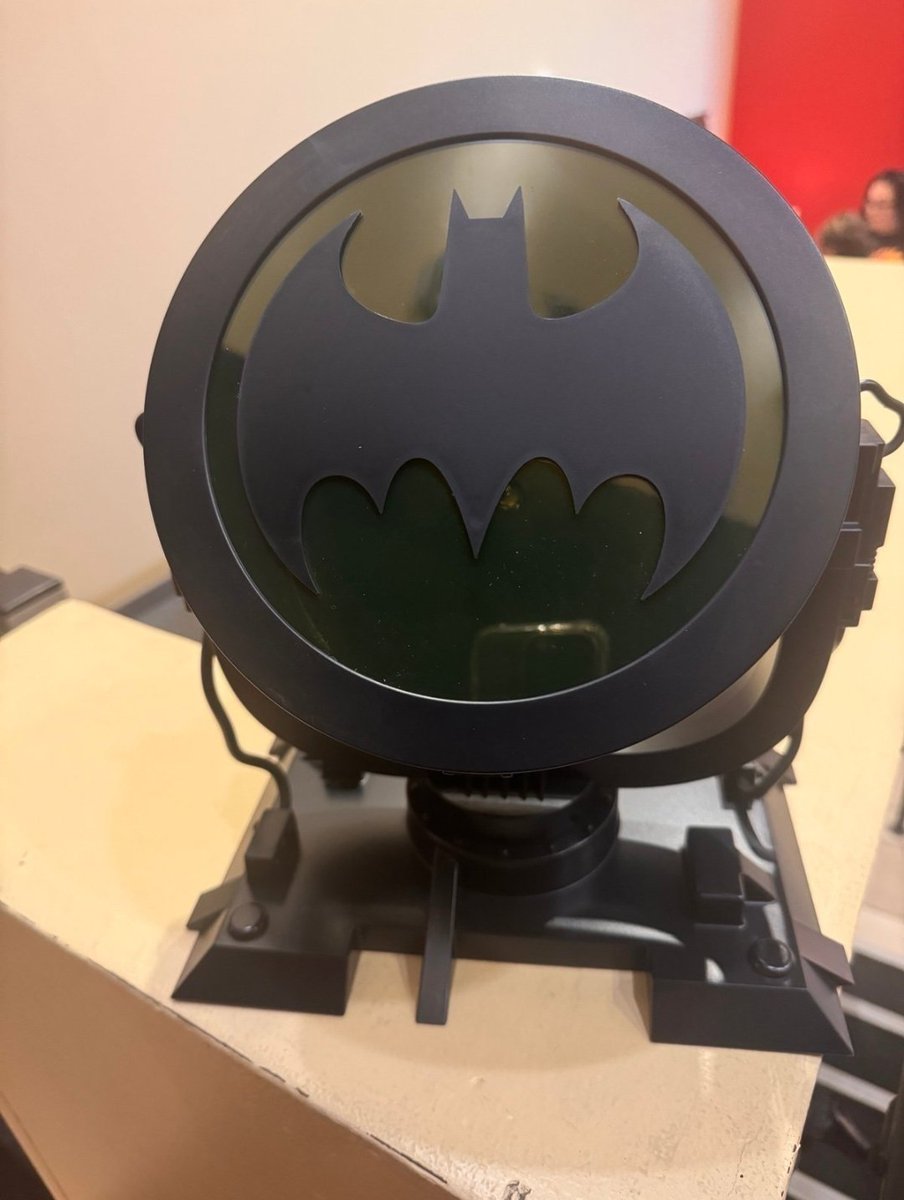 Juan_Chano2810's tweet photo. The Batman 85th Anniversary Movie Merch!!! Update🔥 Here's A Look At The Batman Light-Up Signal Popcorn Bucket That Will Be Available 8/28 @AMCTheatres Stay Tune &amp; Follow For More Updates🌎 

#Movies #Collectibles #Batman
#Popcornbuckets #AMCTheatres https://t.co/QlH8ZXtrER