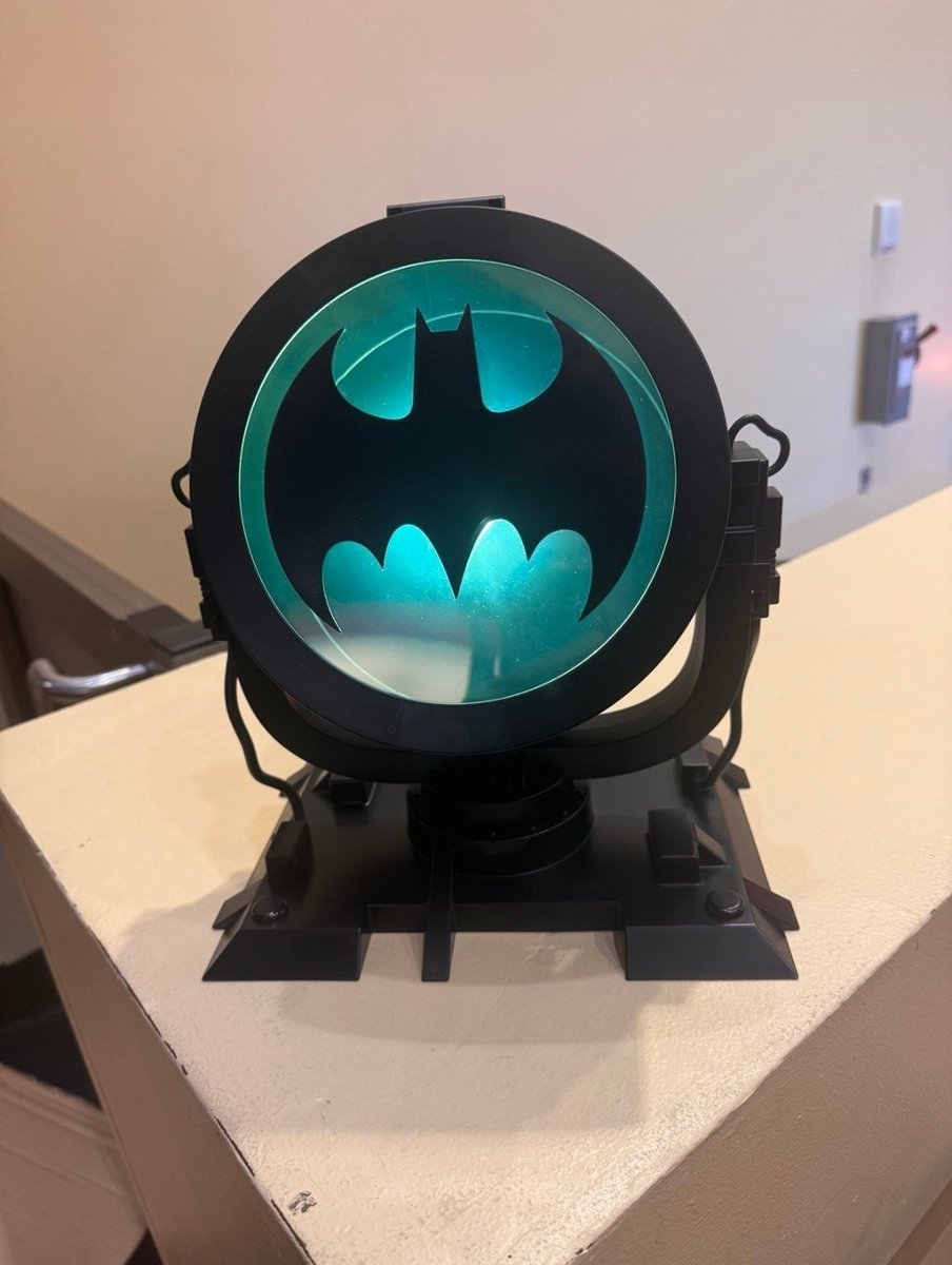Juan_Chano2810's tweet photo. The Batman 85th Anniversary Movie Merch!!! Update🔥 Here's A Look At The Batman Light-Up Signal Popcorn Bucket That Will Be Available 8/28 @AMCTheatres Stay Tune &amp; Follow For More Updates🌎 

#Movies #Collectibles #Batman
#Popcornbuckets #AMCTheatres https://t.co/QlH8ZXtrER