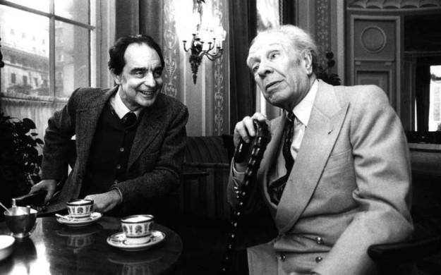 "Borges dice que toda la cultura proviene de un peculiar invento griego: la conversación. De pronto, un grupo de hombres decidieron algo extraño: intercambiar palabras sin rumbo fijo, aceptar las opiniones del otro, aplazar las certezas, admitir las dudas".
Juan Villoro
📷Jorge