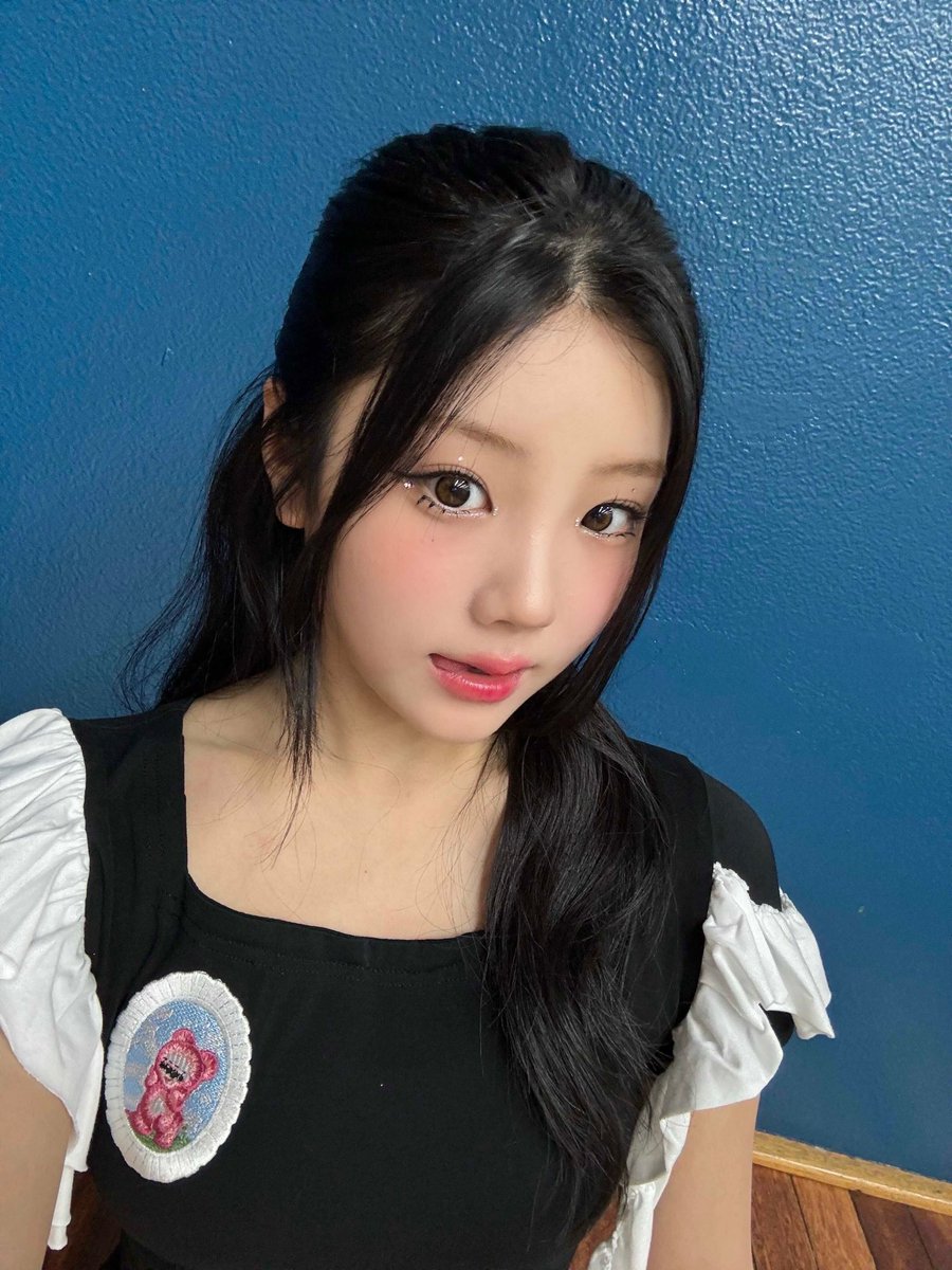 2loveya's tweet photo. 원희 착용 옷 정보 
#아일릿 #원희 #WONHEE #illit

찰스 제프리 러버보이 러플 패치 티 블랙 &amp; 화이트 (원희가 입은 옷은 해당 옷을 자체리폼한 것 같습니다!)

₩173,400

https://t.co/lQwuc07CIK https://t.co/xH0A1kj8bV