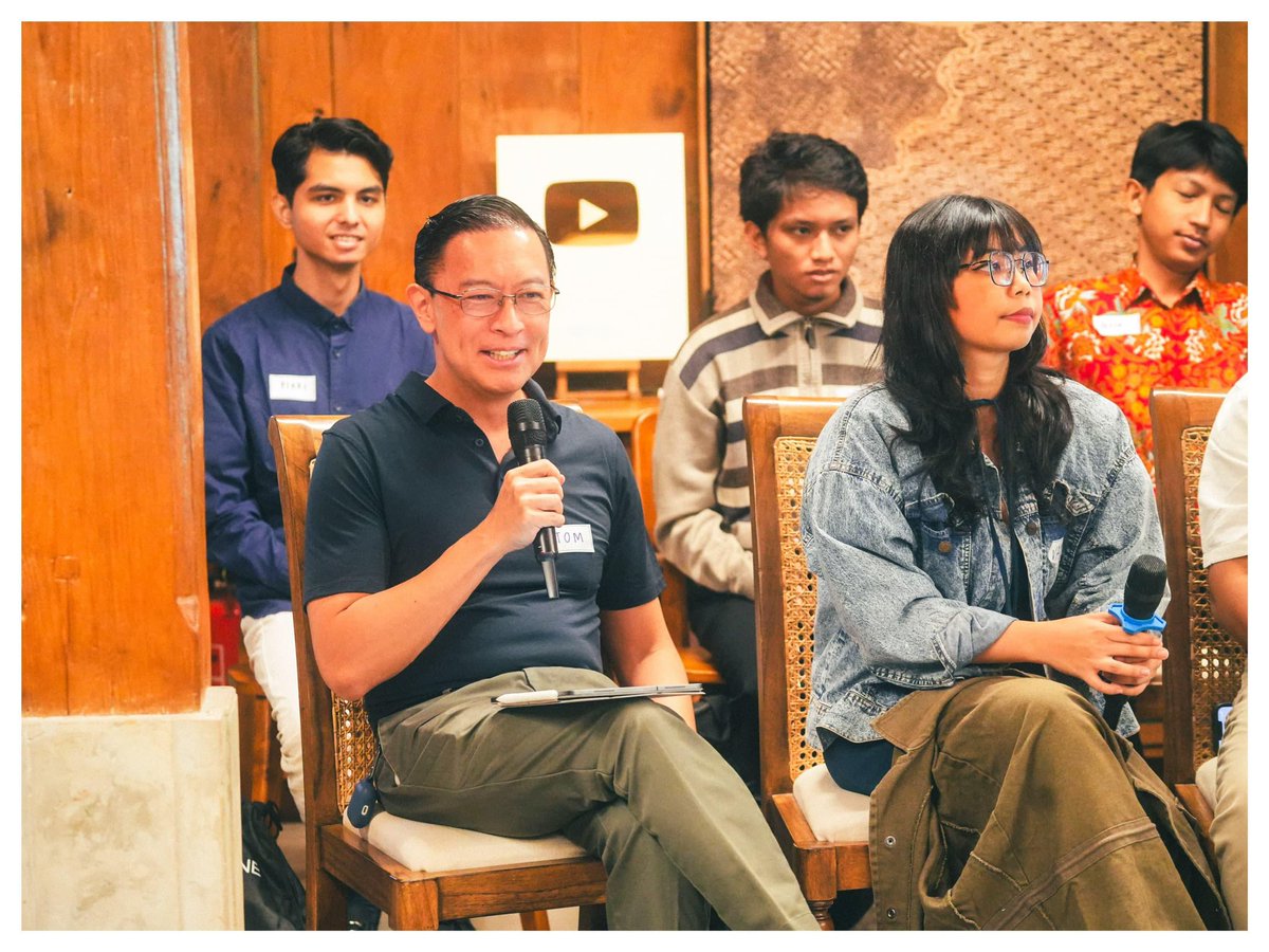 aniesbaswedan's tweet image. Menyampaikan langsung rasa bangga dan hormat pada teman-teman @humaniesproject, @olpproject, @UbahBareng, @relawanJMB, Ubah Bareng Buibu, dan @HaveAnEyesDay, atas kerja luar biasa mereka dalam beberapa hari terakhir.

Pagi tadi mendengarkan cerita mereka, bikin kagum, bikin…