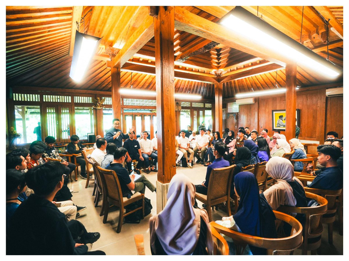 aniesbaswedan's tweet image. Menyampaikan langsung rasa bangga dan hormat pada teman-teman @humaniesproject, @olpproject, @UbahBareng, @relawanJMB, Ubah Bareng Buibu, dan @HaveAnEyesDay, atas kerja luar biasa mereka dalam beberapa hari terakhir.

Pagi tadi mendengarkan cerita mereka, bikin kagum, bikin…