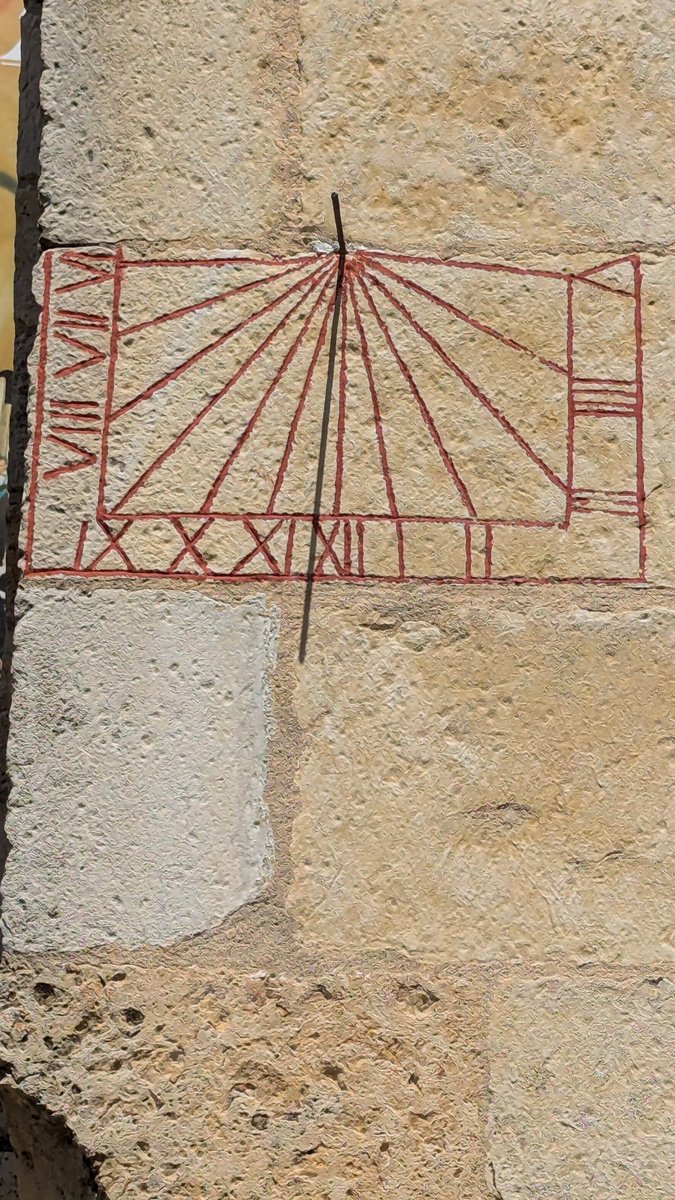 Este reloj de sol va una hora retrasado, a ver si lo ponen en hora. ;-)