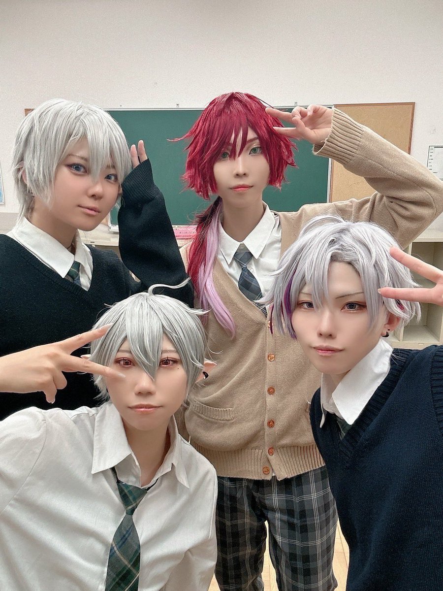 ⚠️捏造コスプレあり
今日は！！！！！前と同じメンツで！！！！！ライブと学生してきた🥰🥰
めっちゃ学生ノリで笑いの絶えない撮影だった〜🫶💕💕
