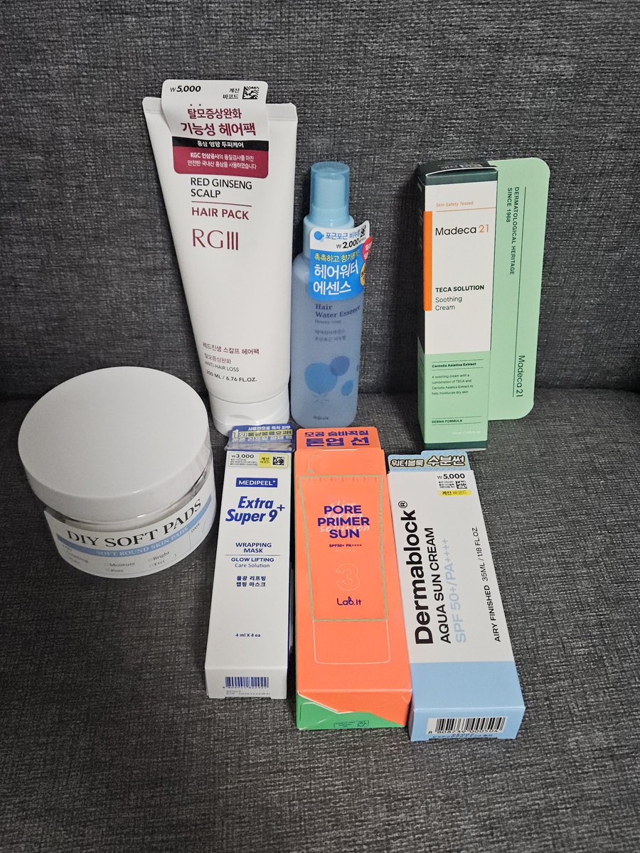 jisuchka_s2's tweet image. 最近ダイソー化粧品が人気で色々買ってみました。この中で
#medipeel extra super 9マスク
#Drg  のダイソーブランド
#labit ポアプライマー日焼け止め
#cellfusuionc のダイソーブランド
#dermablock  日焼け止め
この３つはYoutubeなどで超人気で凄く気になる🥰 使うのが楽しみ
#スキンケア購入品