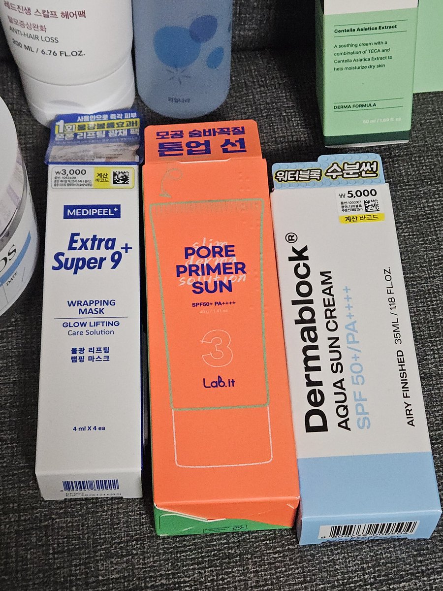 jisuchka_s2's tweet image. 最近ダイソー化粧品が人気で色々買ってみました。この中で
#medipeel extra super 9マスク
#Drg  のダイソーブランド
#labit ポアプライマー日焼け止め
#cellfusuionc のダイソーブランド
#dermablock  日焼け止め
この３つはYoutubeなどで超人気で凄く気になる🥰 使うのが楽しみ
#スキンケア購入品