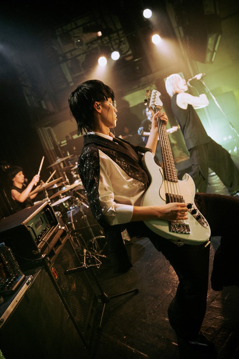 keita_amaze's tweet photo. 改めてKUROENAラストライブ
ありがとうございました！

みんながいてくれたから
KUROENAでここまでこれたなと
本当に心から思います

周りの人達に支えられて
俺は生きてるんだなと
改めて感じました

僕はベーシストととして新たな一歩を踏み出していくので、今後どこかのライブであったらよろしくね https://t.co/luoRDsDCmT