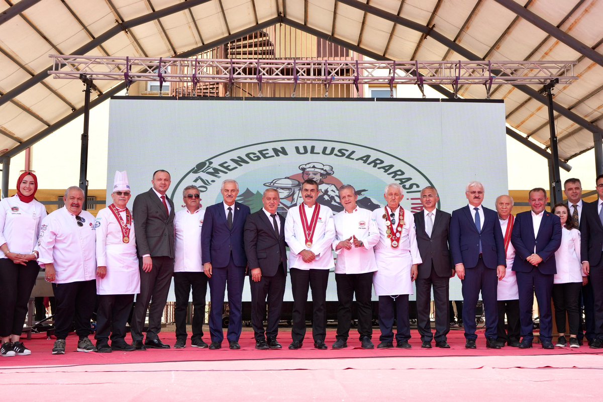 Yusuf__Tekin's tweet photo. 📍Bolu/ Mengen

Türkiye'nin önde gelen aşçılık etkinliklerinden biri olan Mengen Uluslararası Aşçılık ve Turizm Festivali'ne katıldık. Kortej eşliğinde festival alanına yürüdük, mutfak kültürünün zenginlik ve çeşitliliğini sergileyen katılımcıların yer aldığı stantları ziyaret ettik.

Bakanlık olarak Türk mutfağının iz bırakan lezzetlerini ulusal ve uluslararası alanda hak ettiği noktalara ulaşması için gastronomi alanda açtığımız liselerimizle geleceği planlıyoruz. Aşçılık mesleğinin değerine olan katkısı ve gençlerin alana olan ilgisini güçlendiren organizasyonları bu anlamda değerli buluyor, farklı mutfak teknikleri ve lezzetleri üzerine gerçekleşen festivalin alana ilgi duyan öğrencilerimiz için öğretici olduğuna inanıyoruz.

Festivalin düzenlenmesinde emeği geçen herkese teşekkür ediyorum.