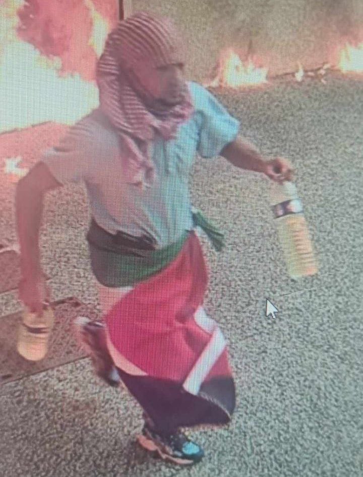 Sifaoui's tweet photo. Le drapeau palestinien autour de la taille pour commettre un acte antisémite. 

À quelles types de manifestations ce criminel participe-t-il ? Et de quel parti serait-il le plus proche à votre avis ?

#synagogue #antisemitisme https://t.co/5cZn2d3Wlz