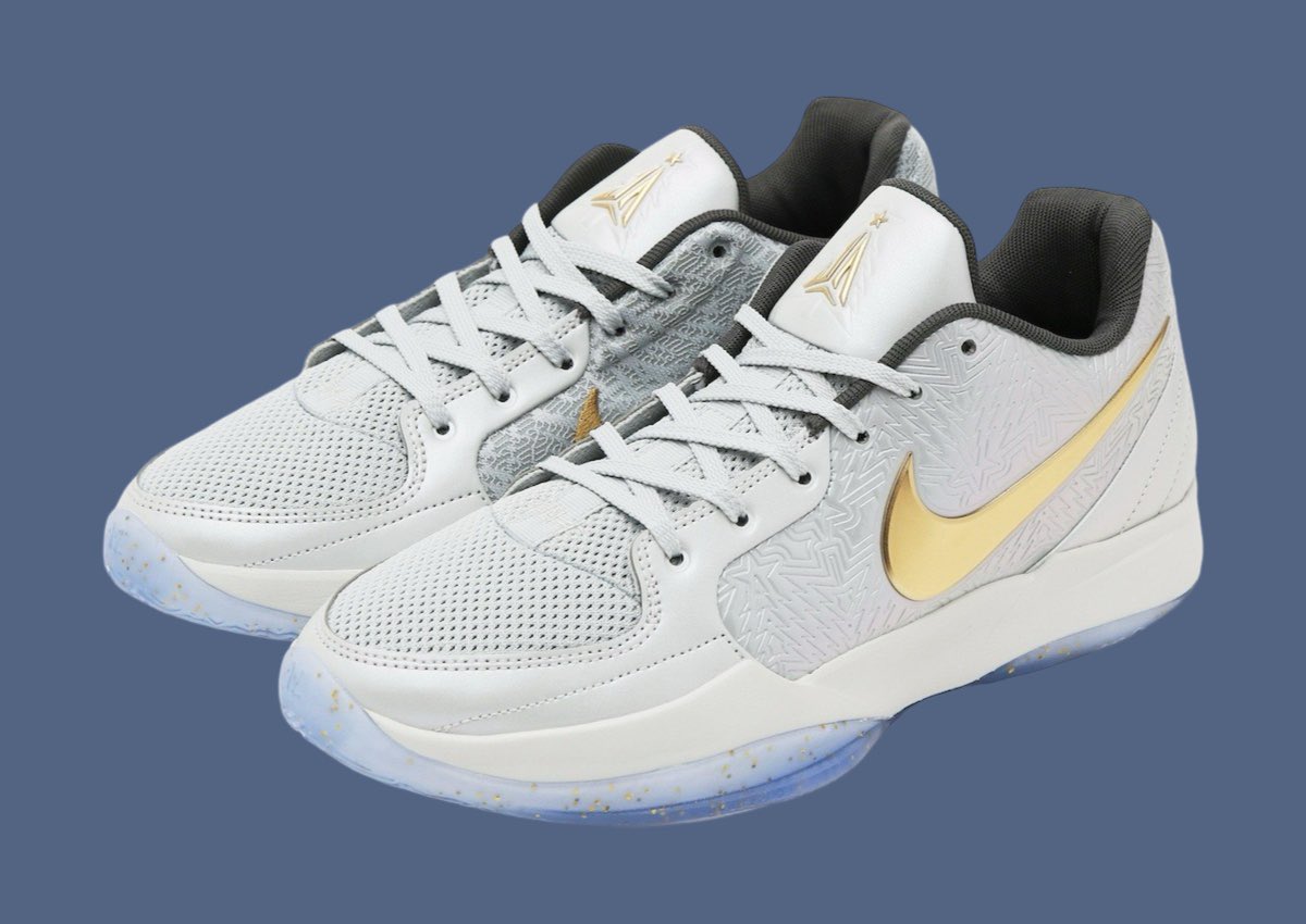 basshu2_com's tweet photo. 『Nike　Ja 2 “Christmas”』

☑️Ja Morantのシグネチャーモデルがクリスマス仕様で登場。シルバーとグレーのカラーリングにスノーフレーク模様、ゴールドのスウッシュが特徴的です。クリスマスツリーを模した特別なタグも付属しています。

☑️12月26日発売予定、価格は$130。欲しい方は是非🔥

📸prm.cotd

#バッシュ #新作バッシュ #Nike #Ja2Christmas