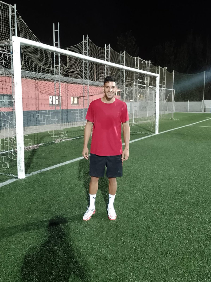 BOPlayers's tweet photo. El argentino Ezequiel Sánchez se encuentra en Barcelona, realizando pruebas. 
Seguimos trabajando para ofrecer oportunidades y acompañamiento a todos los que aspiran a crecer futbolísticamente. 🇦🇷🇪🇸
#SomosBestOfPlayers #Mentoría https://t.co/ofZh5mUnNf