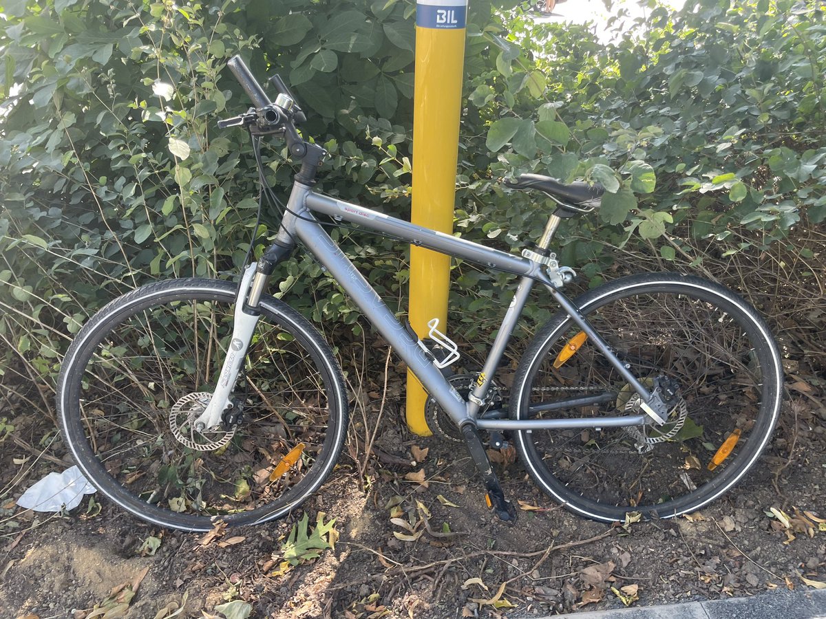 2smart4u's tweet photo. Das Teil steht in Lindenthal, Dürener Straße stadtauswärts, Nähe Salzburger Weg - unverschlossen.

Tippe aus geklaut &amp; dann nach Gebrauch abgestellt.

Falls es jemandem von Euch gehört &amp; Ihr es vermisst, meldet Euch für genauen Standort. https://t.co/skCuEGkUMN