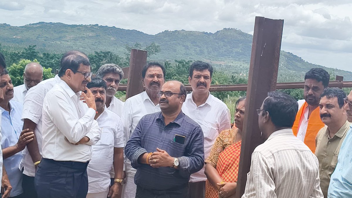 DrCNManjunath's tweet photo. ಕನಕಪುರದಲ್ಲಿ ಆನೆಗಳ ಹಾವಳಿ: ಸಮಸ್ಯೆ ಪರಿಹಾರಕ್ಕೆ ಕ್ರಮ

ಬೆಂಗಳೂರು ಗ್ರಾಮಾಂತರದ ಕನಕಪುರ ವಿಧಾನಸಭಾ ಕ್ಷೇತ್ರದಲ್ಲಿ ಆನೆಗಳ ಹಾವಳಿಗೆ ಒಳಗಾಗುತ್ತಿರುವ ಗ್ರಾಮಸ್ಥರ ಸಮಸ್ಯೆ ಬಗೆಹರಿಸಲು ಇಂದು ಅರಣ್ಯ ಇಲಾಖೆಯ ಅಧಿಕಾರಿಗಳೊಂದಿಗೆ ಸಭೆ ಹಾಗೂ ಕ್ಷೇತ್ರದಲ್ಲಿ ಆನೆಗಳು ಹೆಚ್ಚಾಗಿ ಸಂಚರಿಸುವ ಪ್ರದೇಶಗಳಿಗೆ ಭೇಟಿ ನೀಡಿದೆವು. 

ಮಣಿಯಂಬಾಳ್, ಅರೆಕೆರೆ, ಕೊಡಹಳ್ಳಿ, ಕಾಡಶಿವನಹಳ್ಳಿ, ಕೊಳಗೊಂಡನಹಳ್ಳಿ ಸೇರಿದಂತೆ ಹಲವು ಗ್ರಾಮಗಳಲ್ಲಿ ಆನೆಗಳು ನುಗ್ಗಿ ಬೆಳೆ ನಾಶ ಮಾಡುತ್ತಿರುವುದು ಮತ್ತು ಜನಜೀವನ ಅಸ್ತವ್ಯಸ್ತಗೊಳಿಸುತ್ತಿರುವುದು ಕಂಡು ಬಂತು.
ಈ ಸಮಸ್ಯೆಗೆ ಶಾಶ್ವತ ಪರಿಹಾರ ಕಂಡುಕೊಳ್ಳಲು ಅರಣ್ಯ ಇಲಾಖೆಯೊಂದಿಗೆ ಸಮನ್ವಯತೆಯಿಂದ ಕಾರ್ಯನಿರ್ವಹಿಸುತ್ತೇವೆ. 

ಸೋಲಾರ್ ಬೇಲಿಗಳ ಸ್ಥಿತಿಗತಿ ಪರಿಶೀಲಿಸಿ, ಅಗತ್ಯ ಬದಲಾವಣೆಗಳನ್ನು ಮಾಡಲಾಗುವುದು. ಜನರ ಸುರಕ್ಷತೆ ಹಾಗೂ ಆನೆಗಳ ಸಂರಕ್ಷಣೆ ಎರಡನ್ನೂ ಗಮನದಲ್ಲಿಟ್ಟುಕೊಂಡು ಈ ಸಮಸ್ಯೆಗೆ ಪರಿಹಾರ ಕಂಡುಕೊಳ್ಳುವ ನಿಟ್ಟಿನಲ್ಲಿ ಕ್ರಮ ಕೈಗೊಳ್ಳಲಾಗುವುದು.

#BengaluruRural #Kanakapura #HumanWildlifeConflict #Karnataka