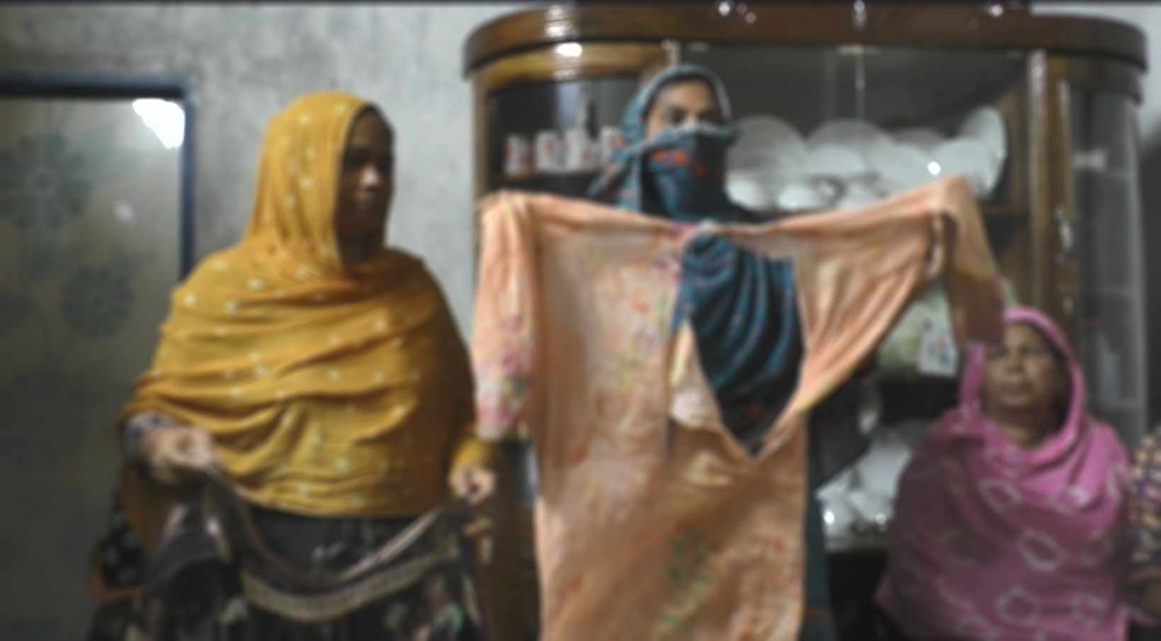 কুপ্রস্তাবে রাজি না হওয়ায় প্রবাসীর স্ত্রীকে প্রকাশ্যে মারধর ও বিবস্ত্র করার প্রতিবাদ