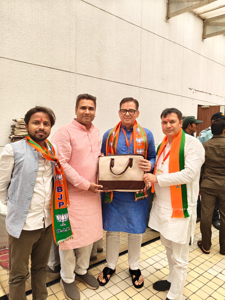 AtifRasheed80's tweet photo. भारतीय जनता पार्टी ओबीसी मोर्चा की एक दिवसीय राष्ट्रीय कार्यकारिणी सदस्यता अभियान को लेकर कार्यशाला आज दिल्ली मे सम्पन्न हुई जिसका उद्धघाटन @BJP4OBCMorcha के माननीय राष्ट्रीय अध्यक्ष श्री @drlaxmanbjp जी ने किया व समारोप सत्र भाजपा के राष्ट्रीय महामंत्री व ओबीसी मोर्चा प्रभारी और सदस्यता अभियान प्रमुख श्री @TawdeVinod जी ने लिया ईस अवसर पर दिल्ली प्रदेश अध्यक्ष श्री @SunilYadavBJP व @RahulNagarSM जी और @ramkj जी के साथ कार्यकारिणी मे शामिल हुआ!

@blsanthosh