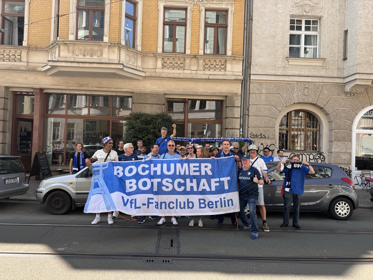 Bo_Botschaft's tweet image. Die Bochumer Botschaft ist am Start, auf geht’s @VfLBochum1848eV! Danke an Micha und Gedrenks für die schöne Einstimmung #meinvfl #RBLBOC