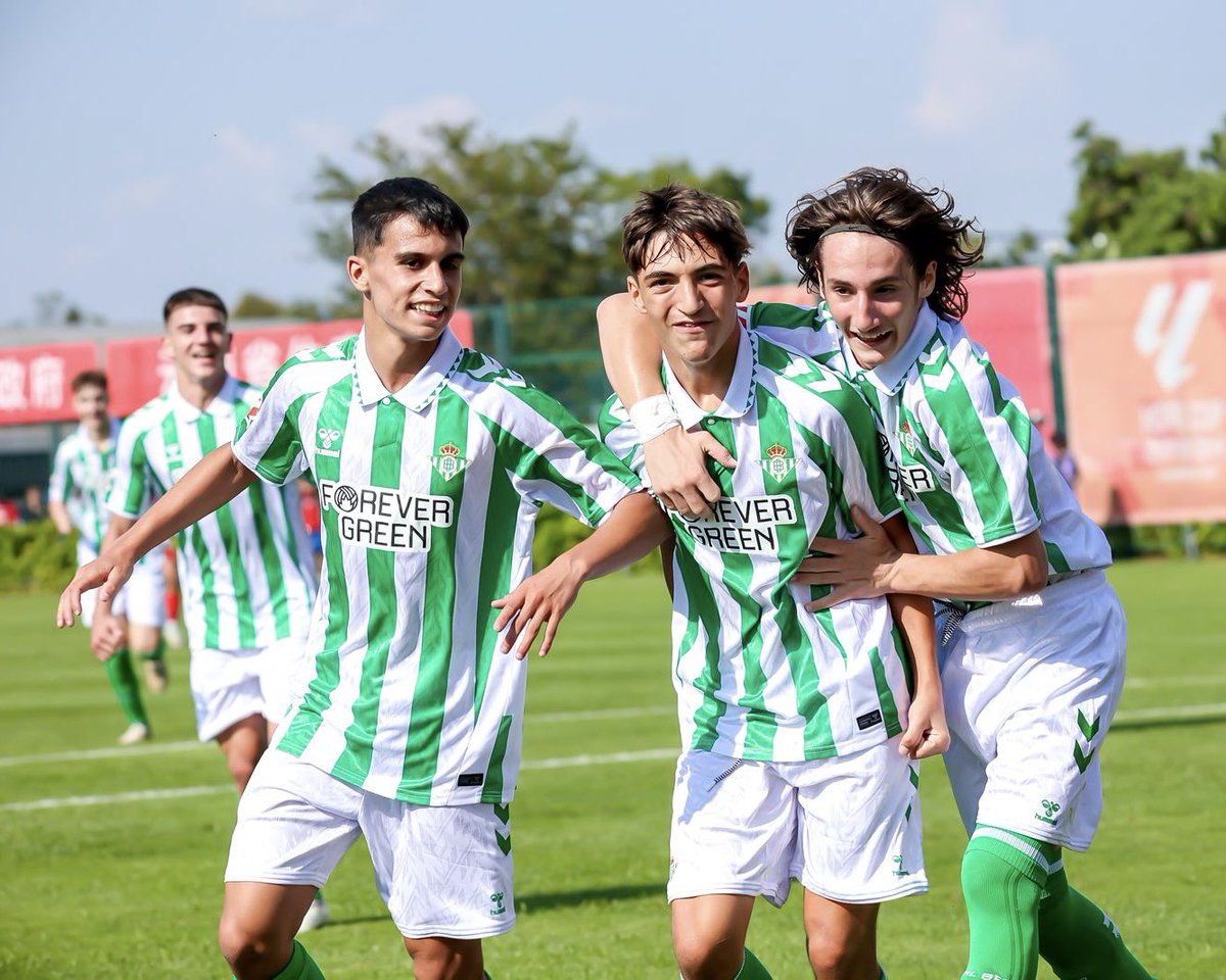 RBetisCantera's tweet photo. 🏆 Fase de grupos de #LaLigaHopeCup
🆚 #RBBcadeteA 2-1 Hubei FA
⚽ Rubén Bravo y Kike Collante

¡Comenzamos con victoria! 👏

#CanteraBetis https://t.co/RYx0EPGL6q