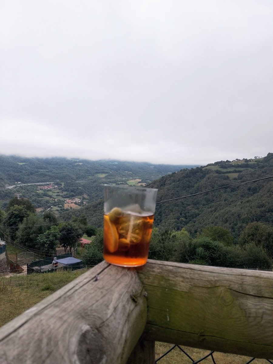 teretesanchez68's tweet image. Aquí...tomando el #vermú !! 🥃😎
Hoy, cambio el mar por la montaña!
#Xomezana de riba 😍