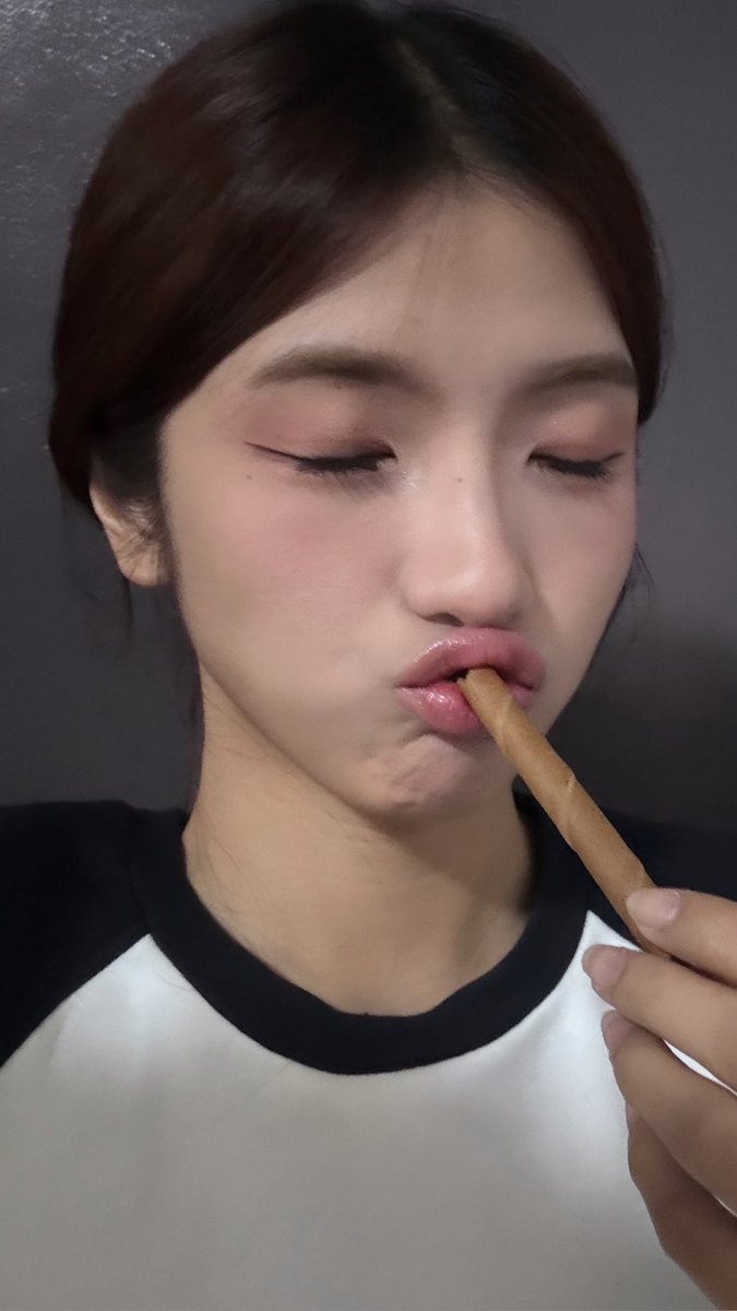 ChariceHermoso's tweet photo. My fav waferrrrrr stick ✊🏻🥺💗 https://t.co/KmMNt02Ego