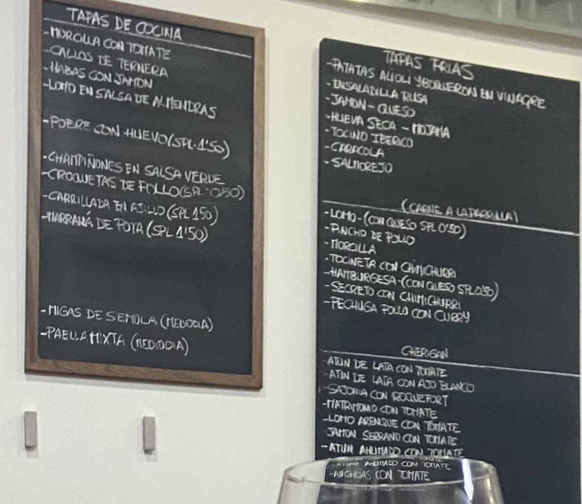 JoseMBretones's tweet photo. De esas tapicas de las pizarras, anoche no servían ninguna. A los absurdos “con reserva de mesa no hay tapas”, “en Semana Santa no tenemos tapas”, “en Navidad, sin tapas” se une “en Feria no ponemos tapas”. Un sector hostelero almeriense se carga la tradición. Luego, llorarán 😭 https://t.co/m6ddFjZ9dq