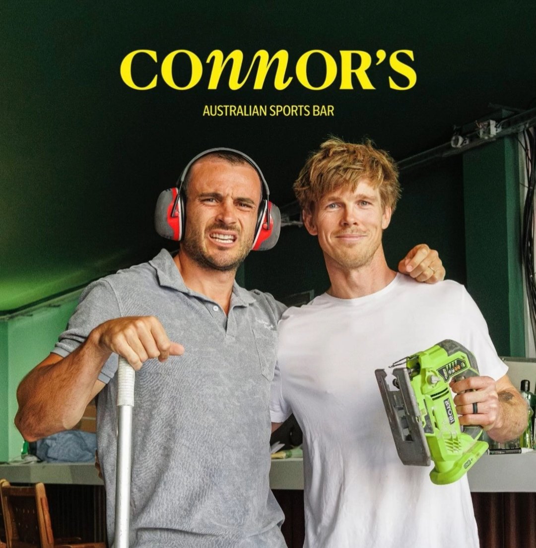 🏉 Blair Connor, ancien ailier de l'#UBB adulé par Chaban, ouvre le "Connor's Australian Sports Bar" le 7 septembre 16 cours du Chapeau Rouge à Bordeaux avec comme associés <a href="/NansDucuing/">Nans Ducuing</a>, Yann Lesgourgues et <a href="/jb_dubie/">Jean-baptiste Dubié</a> 👍
Ça sent le nouveau repère pour les supporters 😉
Sud-Ouest