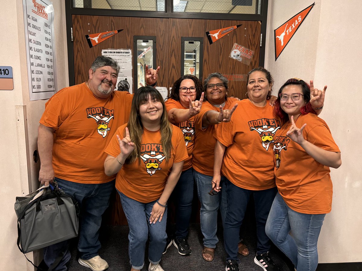 Theresa98282278's tweet photo. This is what a great team looks like! @KlentzmanTigers @AliefISD https://t.co/mOBOniS2Mb