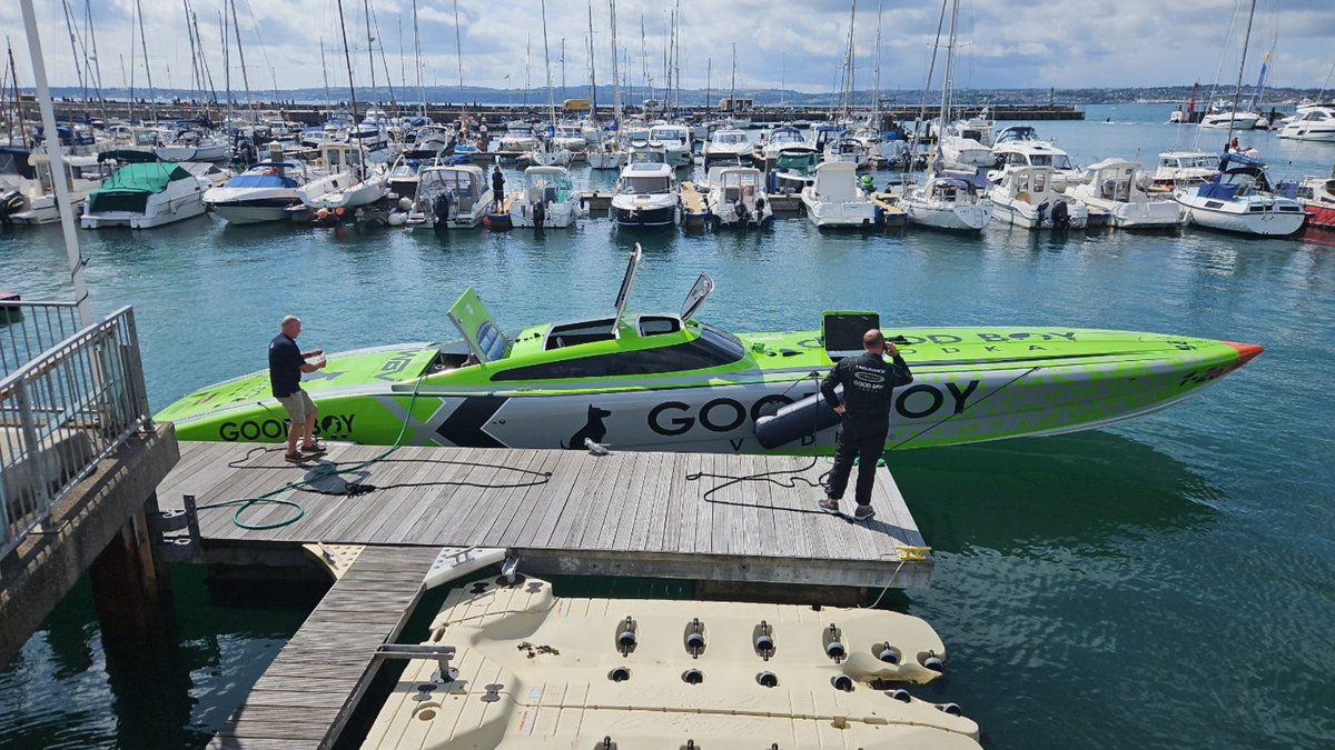 TrainMadDan's tweet photo. The leading boat Good Boy Vodka, refuels at the halfway point of the Cowes - Torquay - Cowes offshore powerboat race. https://t.co/89bp9GDTxU