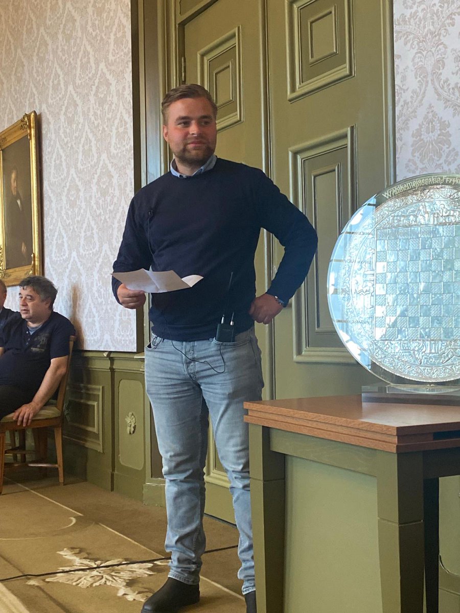 🏆Gisteren startte de finaleronde van het WK Frysk damjen. Een unieke tak in denksport, waarin de Fryske cultuur en erfgoed centraal staan. Frysk damjen mag als Fryske sport zeker in 1 adem genoemd worden met het kaatsen, fierljeppen en skutsjesilen! 
🔗rtvnof.nl/wiersmas-opmar…