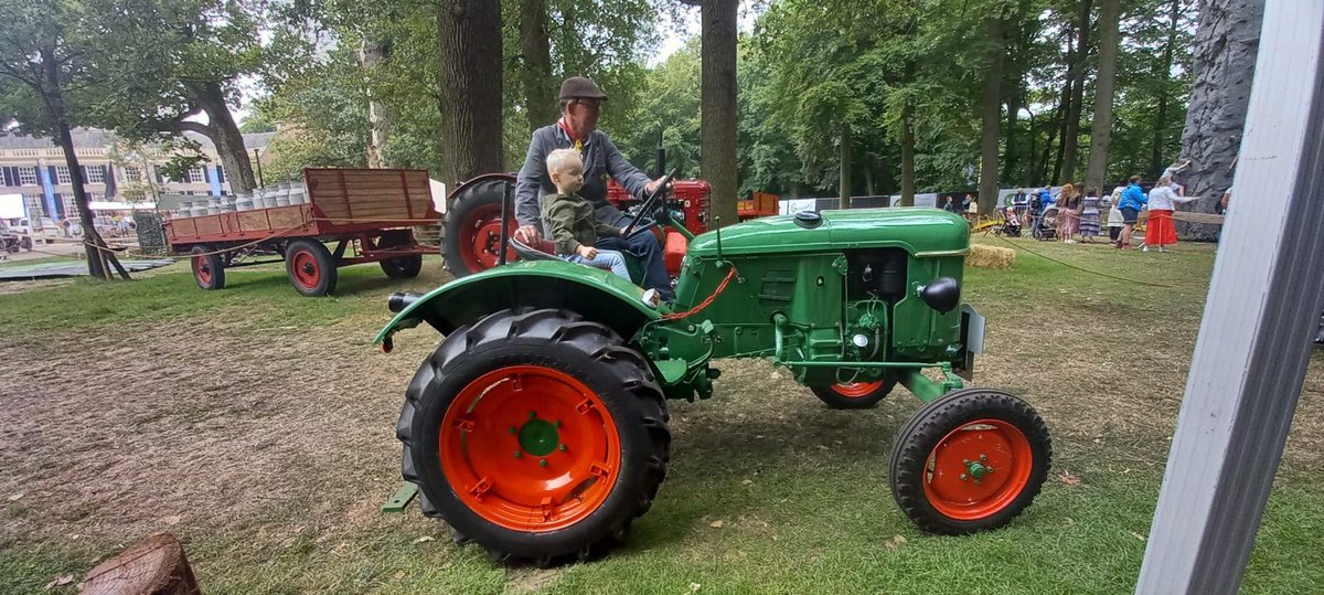 Haal je trekkerrijbewijs 🚜🚜!! Speciaal voor de 40e editie van de Vlegeldag word dit mede mogelijk gemaakt door Oldtimerclub "De Grebbetrekkers". 

👤: Voor kinderen/jongeren tussen 4 en 16 jaar
📍: Broekakkerplein (parkeerplaats achter de AH)
⌚️: Tussen 10:00 en 16:30 uur