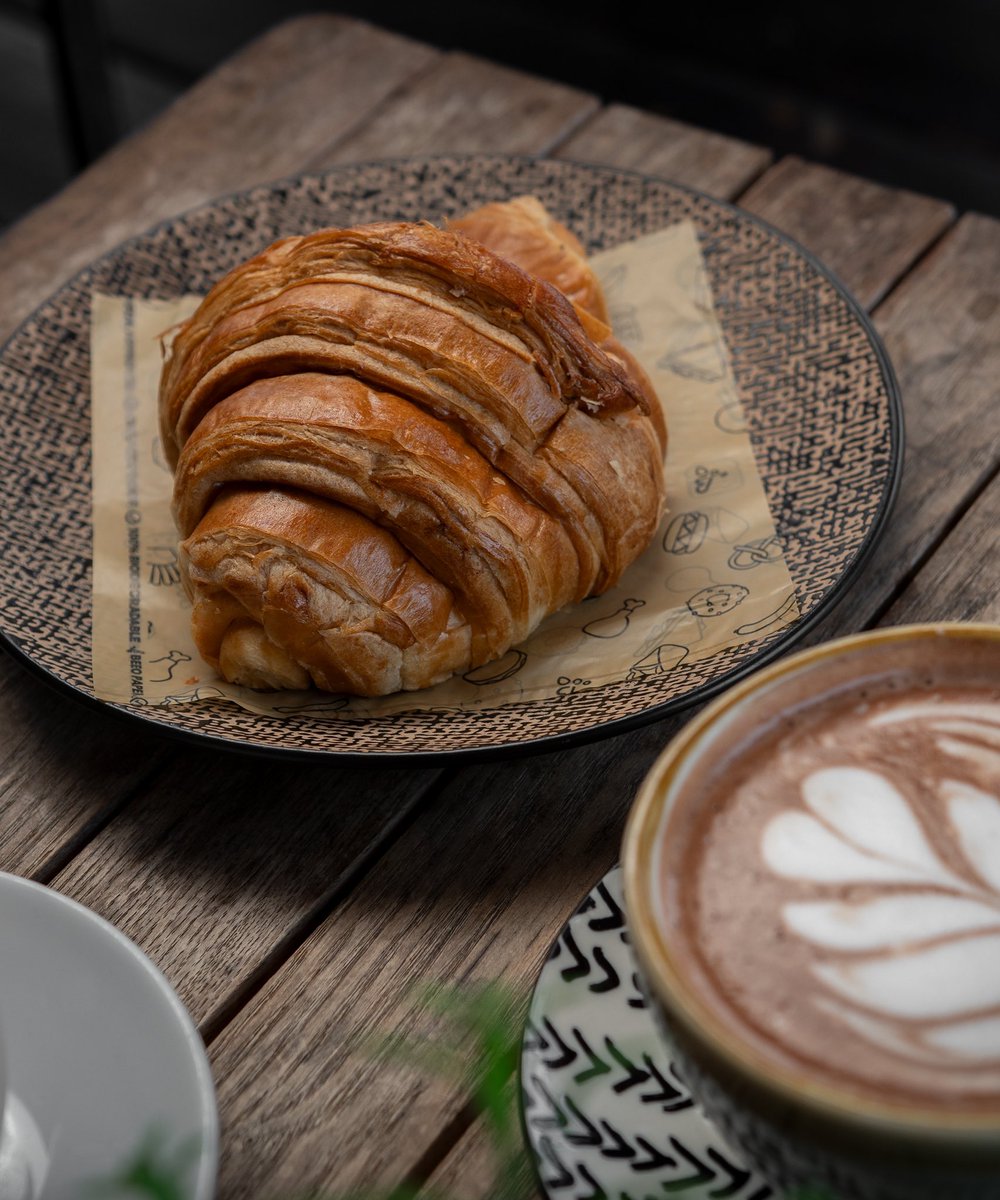 elextranojose's tweet photo. Comienza tu día con lo mejor: un croissant recién horneado y tu café favorito de ‘El Extraño José’. ¡Porque cada mañana merece un buen comienzo! ☕🥐 #DesayunoPerfecto #CaféDeEspecialidad https://t.co/EKApylJQPN
