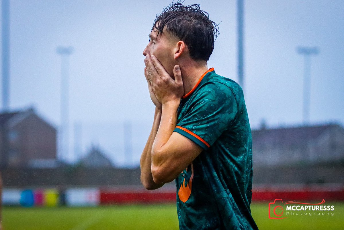 Friday night win under the lights  +🌲
Great support as always 💙💛 
Credit - <a href="/mccapturesss/">Coyb</a>