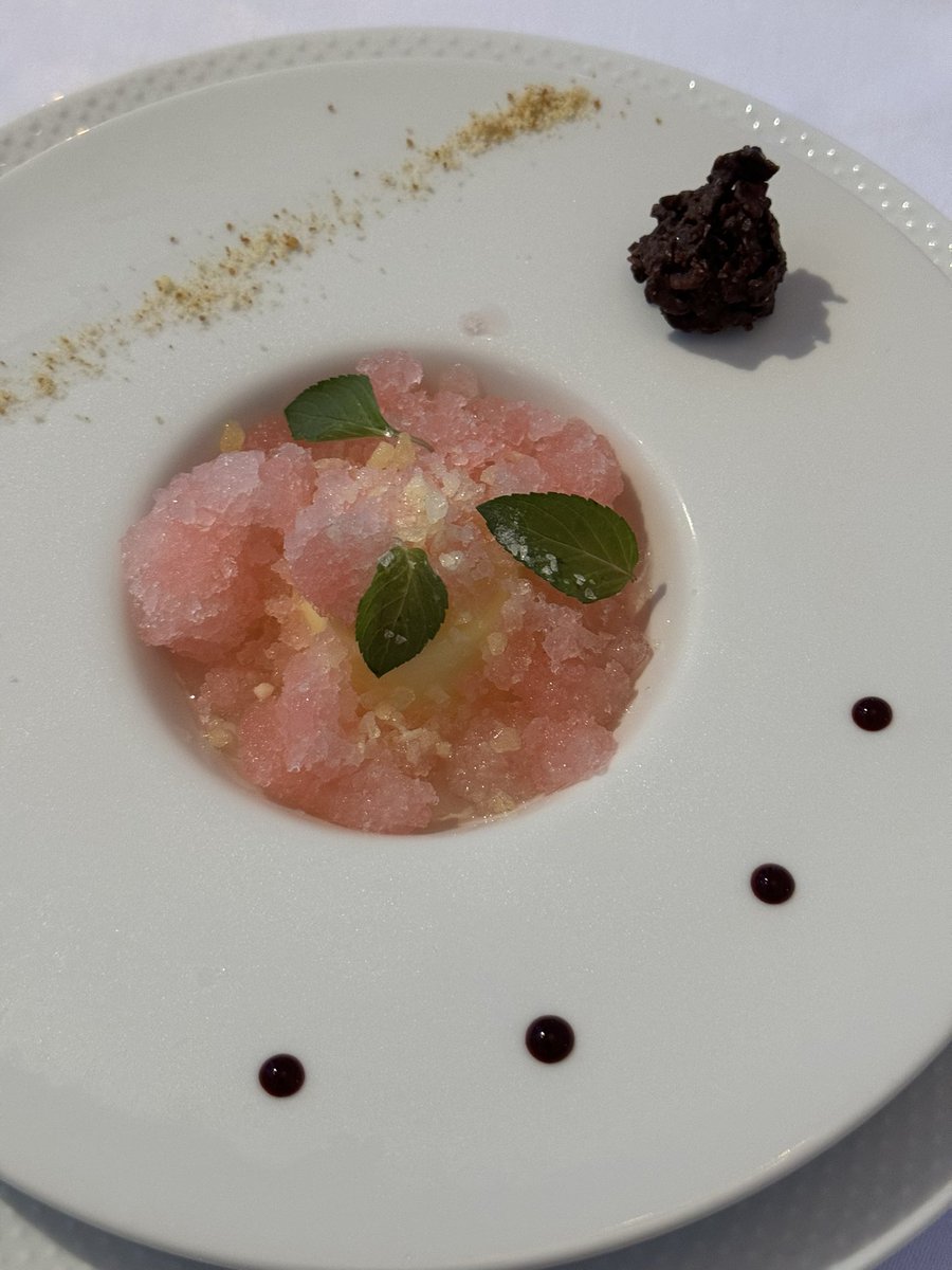 Uz6lZTRpgREuCUK's tweet photo. お世話になっている先生方とコロナ以来の対面再会。素敵なお食事と食後のダージリン。デザートにパチパチ弾ける飴？が入っていて五感が面白い。景色も横浜らしくて嬉しい。
#茶好連
#DANZERO
#ダージリンティー https://t.co/QQq130g1sY