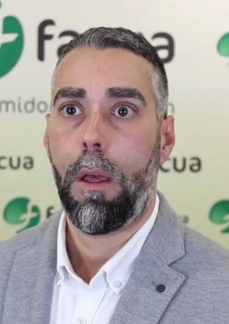 1) He aquí los "grandes éxitos del Facuo", un activista sectario de ultraizquierda, Secretario Gral. y Portavoz de la asociación creada por su papá, defensor los intereses de los consumidores, pero lo único que defiende es su agenda política de ultraizquierda. Vamos con ello: