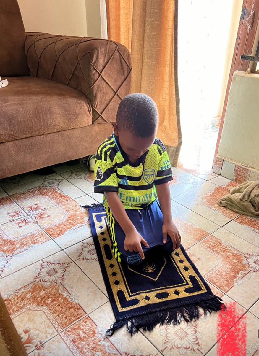 YusufUg10's tweet photo. The star boy here praying for arsenal to win Aston villa  today at villa park @Arsenal #arsenal #villapark @afcstuff @afcnewsroom @ArsenalWFC  @ArsenalAcademy #Arsenalnews https://t.co/NwdU4xx4sX