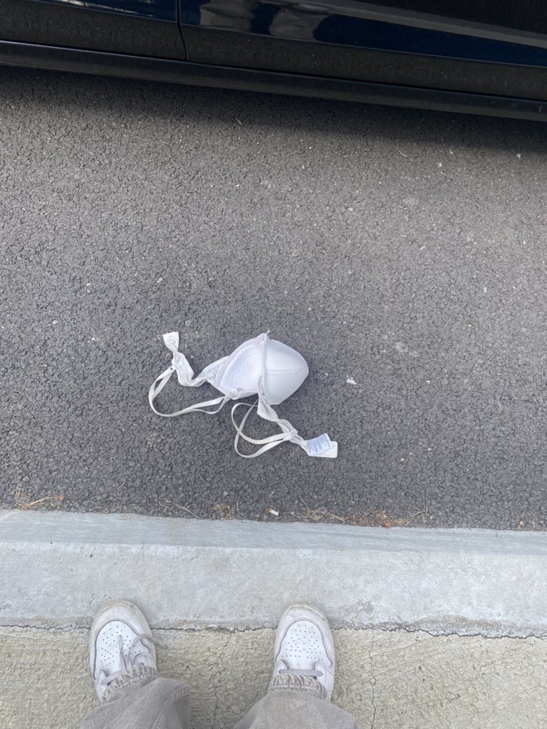 rwina___'s tweet photo. J’étais dans la voiture j’ai failli vomir tellement mon soutif pue j’me suis arrêter dans l’air d’autoroute pour le jeter, rebbi ma puni de ma mauvaise hygiène https://t.co/Jdy4wuK2Tg