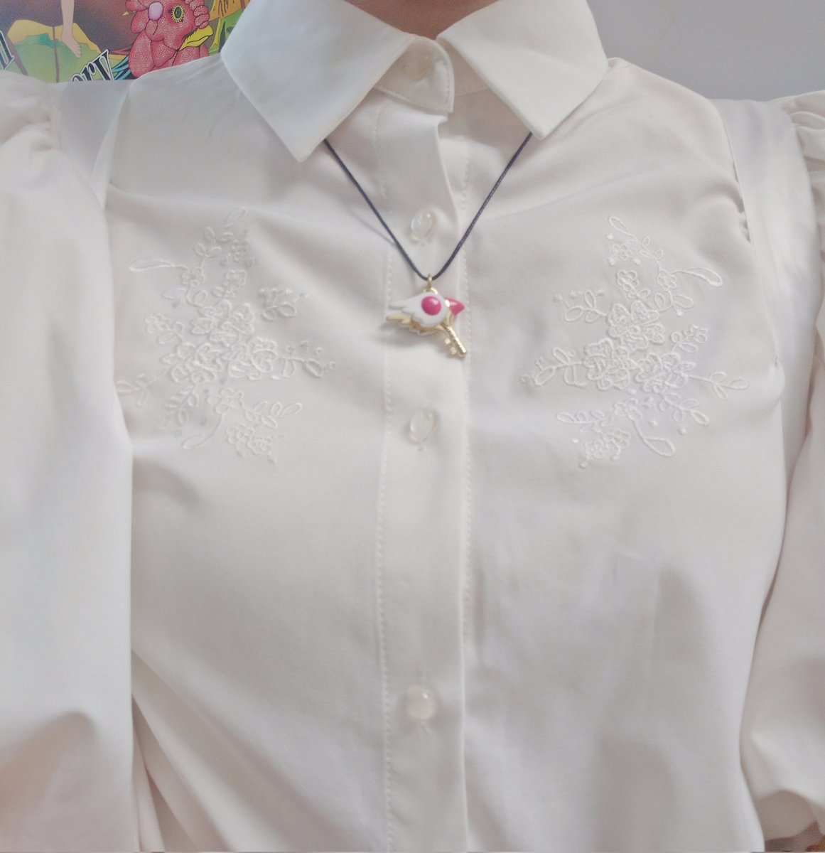xnadesikox's tweet photo. さくらちゃんイメージコーデ🌸
お気に入りのシャツと家にあった桜色のスカートに友人に頂いた羽໒꒱を付けてCLAMP展に行きました！この遥か昔のガチャガチャの杖の鍵はさくらちゃん系イベントには欠かせません🗝🌸
帰り際、お姉さんが凄く褒めてくれました！
イヤリングは #Masaming さん
 #ことコーデ https://t.co/azZY5Y8SXd