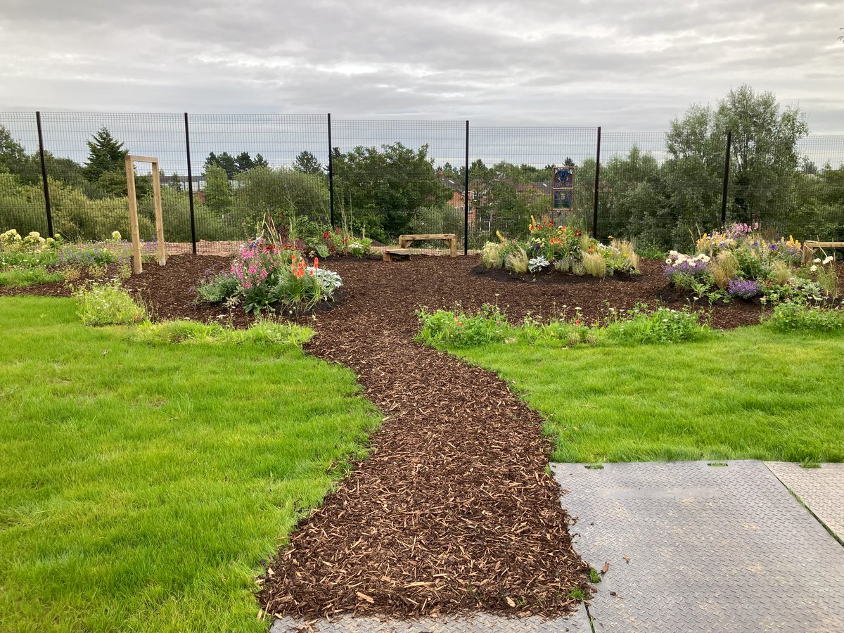 #Dance #Review at #SiArtsNI...

My take on <a href="/OfftheRailsDanz/">OfftheRailsDance</a>'s Roots, recently staged at Black Mountain Shared Space as part of #Belfast2024.

More here. tinyurl.com/55tb4mv5