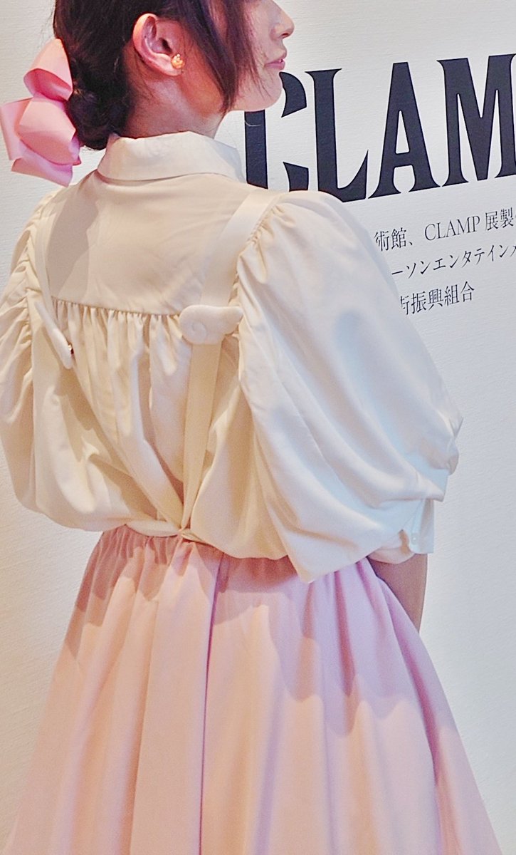 xnadesikox's tweet photo. さくらちゃんイメージコーデ🌸
お気に入りのシャツと家にあった桜色のスカートに友人に頂いた羽໒꒱を付けてCLAMP展に行きました！この遥か昔のガチャガチャの杖の鍵はさくらちゃん系イベントには欠かせません🗝🌸
帰り際、お姉さんが凄く褒めてくれました！
イヤリングは #Masaming さん
 #ことコーデ https://t.co/azZY5Y8SXd