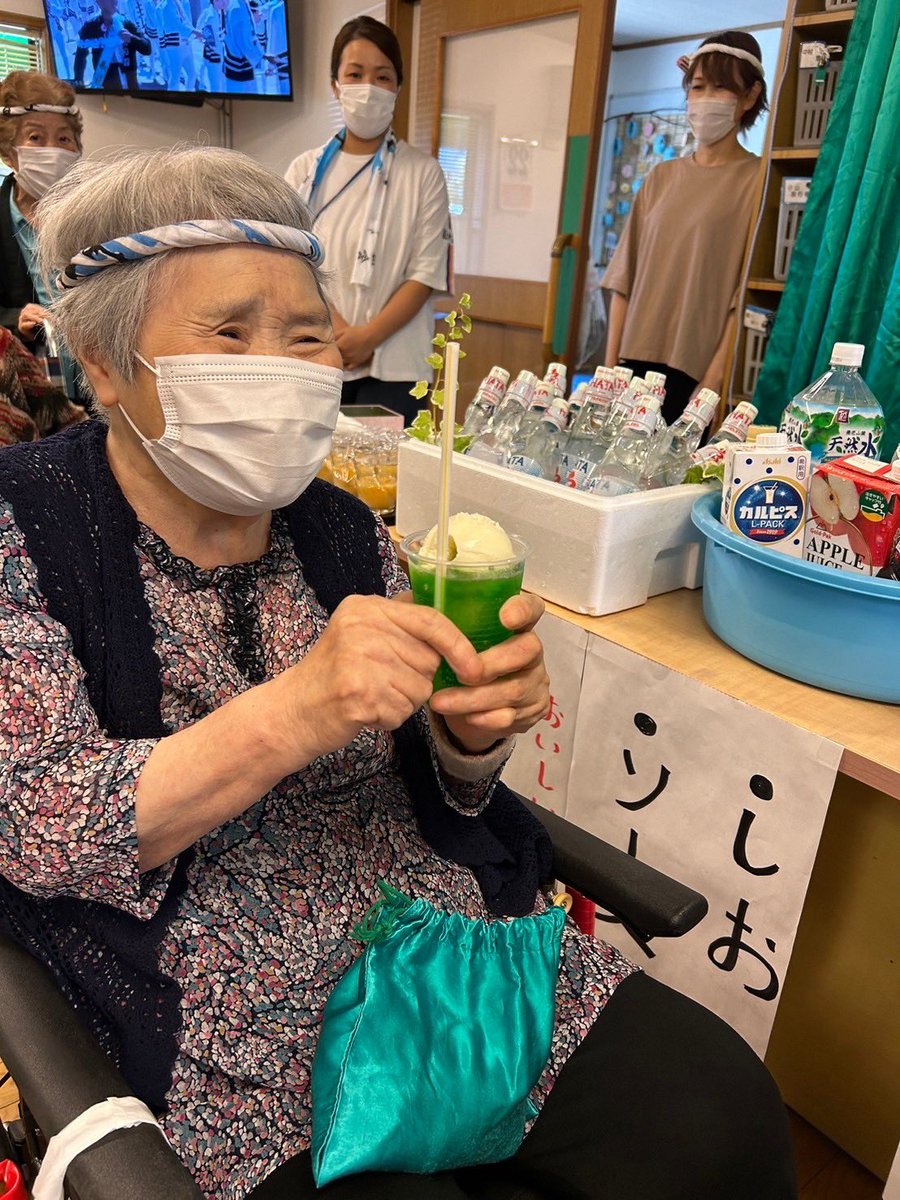 yoriai1's tweet photo. ☘️デイ忠岡☘️
第二弾！デイ忠岡夏祭り開催〜🏮
美味し物も頂きました♪みんな笑顔でいい顔です。 https://t.co/17PBji8UNj