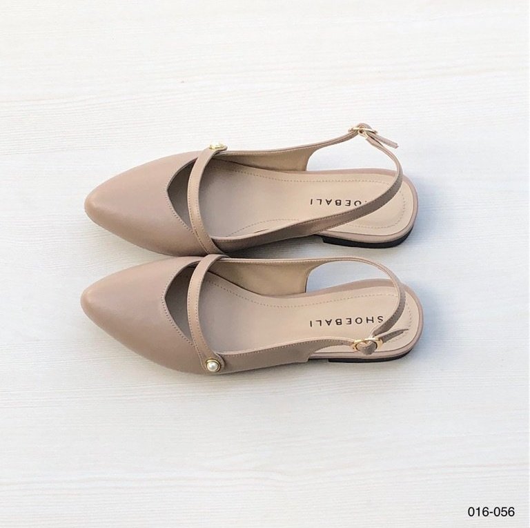 xxxirraaa's tweet photo. Suka banget sama sandal warna-warna netral gini, gampang mix n match bareng outfit apapun🌸 https://t.co/Z7hql2thYf