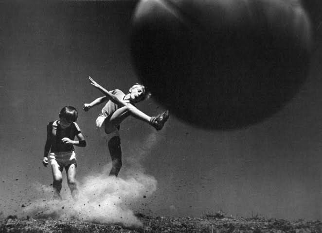 fer_pujato's tweet photo. Uno de los grandes fotógrafos argentinos y del mundo, seguramente: Pedro Luis Raota (1934-1986), Argentina, n.d., revista Mercado, 1979. -y si esta no es la mejor foto de un picado de fútbol en cualquier baldío de nuestro país no sé cual podría ser. https://t.co/lKtJFyVJxx