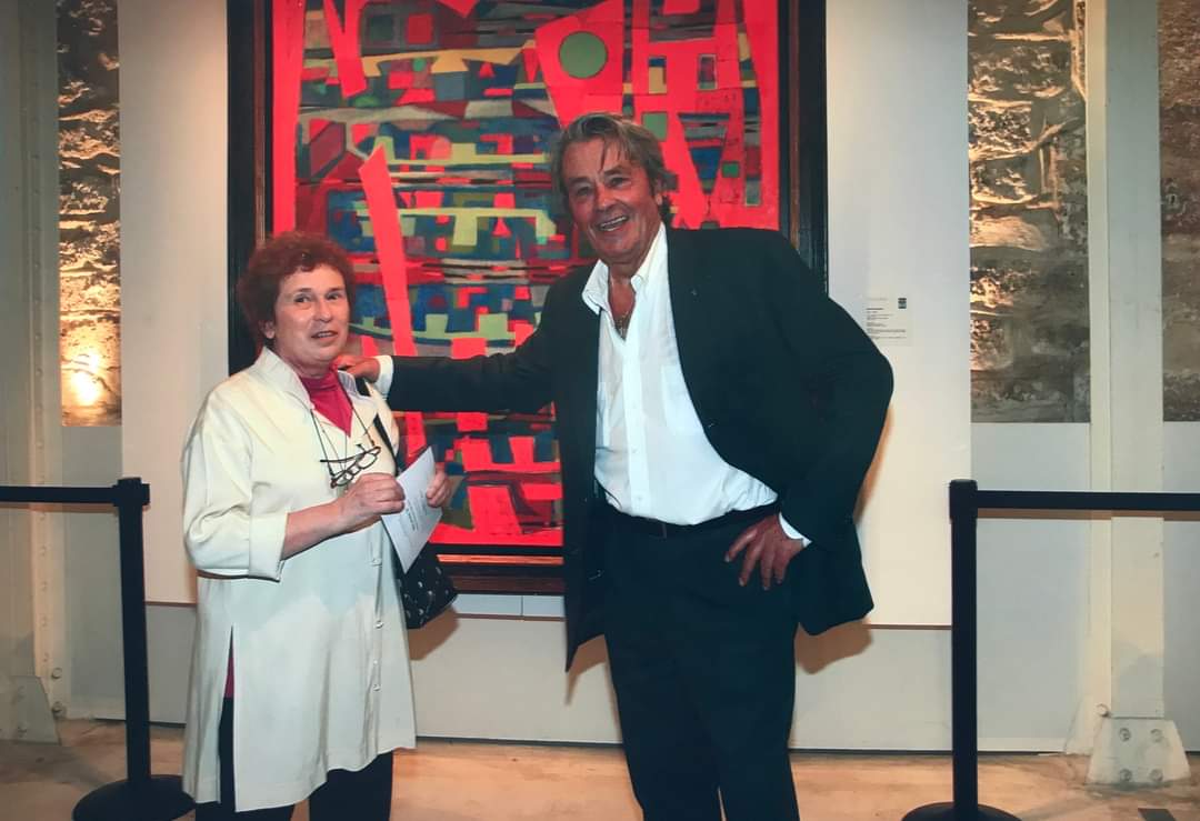 Alain Delon fut un grand collectionneur d'art dont cette huile sur toile d'Alfred Manessier, intitulée "La Tour de David" de 1952. Avec la fille du peintre lors du vernissage de l'exposition de sa collection organisée à l'Espace des Saint-Pères, le 23 avril 2007.
#artcontemporain