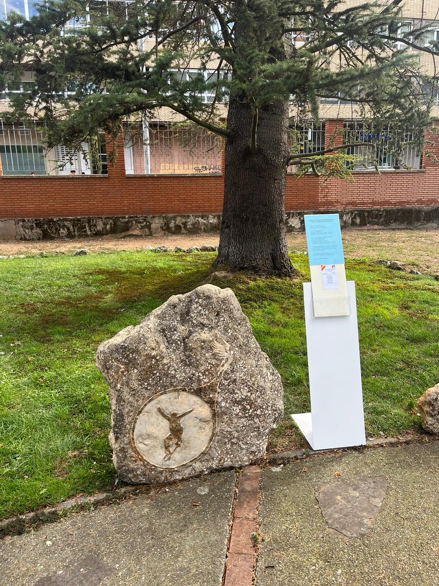 Jea60930295's tweet photo. Monolito dedicado a Ignacio Echeverria por Gonzalo Trigueros, en la exposición colectiva en la Huerta Gguardián de Palencia https://t.co/a6yVRmJ1wg