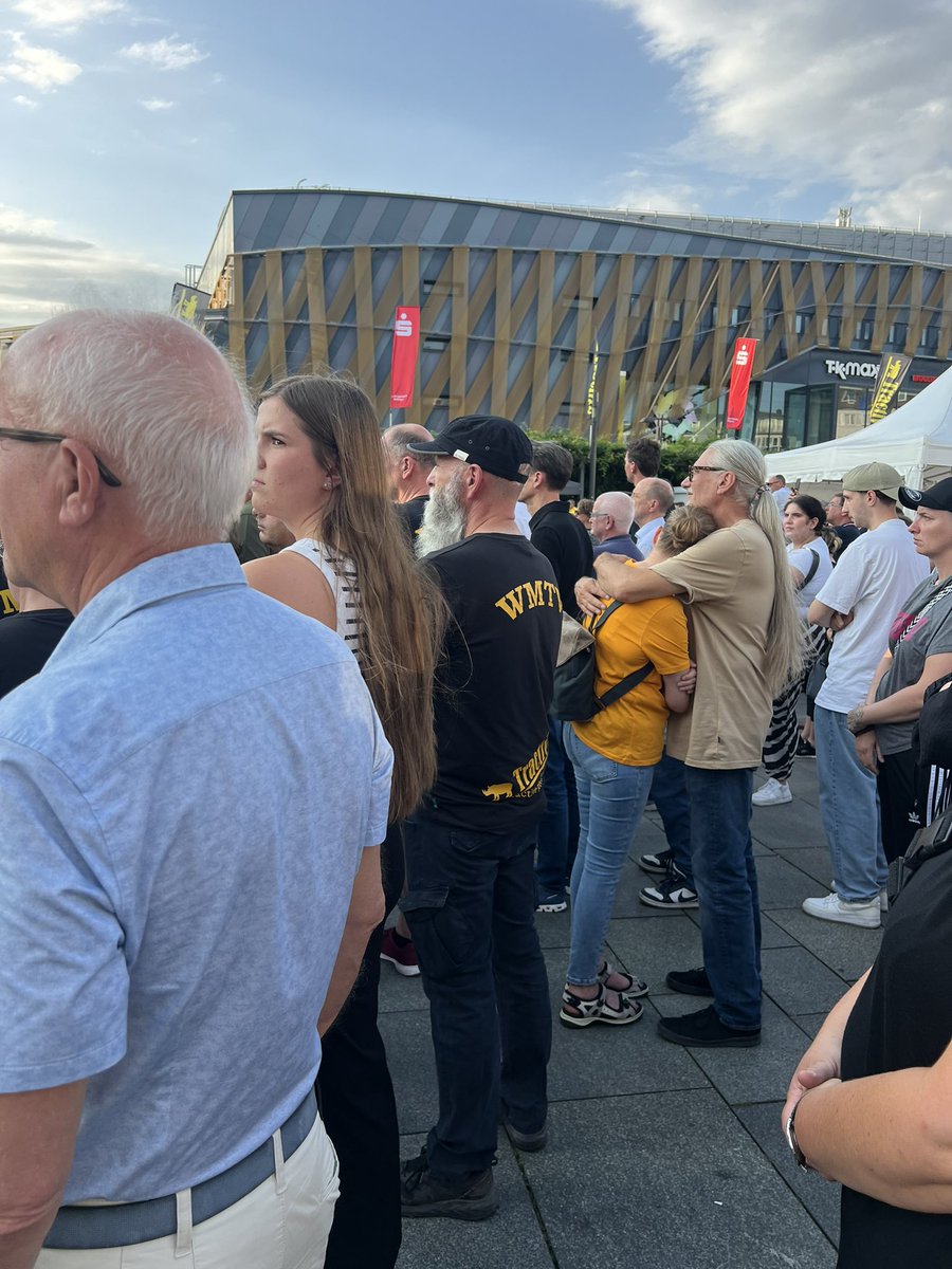Hoe een stad in één dag veranderen kan. Gisteren feest. 
Vanavond stilte, kaarsen en verdriet tijdens een korte en waardige plechtigheid. 

Zojuist bracht ik namens Gouda zusterstad Solingen via OB Kurzbach onze condoleances over. Meeleven, juist nu

<a href="/Klingenstadt/">Klingenstadt Solingen</a> <a href="/GemeenteGouda/">Gemeente Gouda</a>