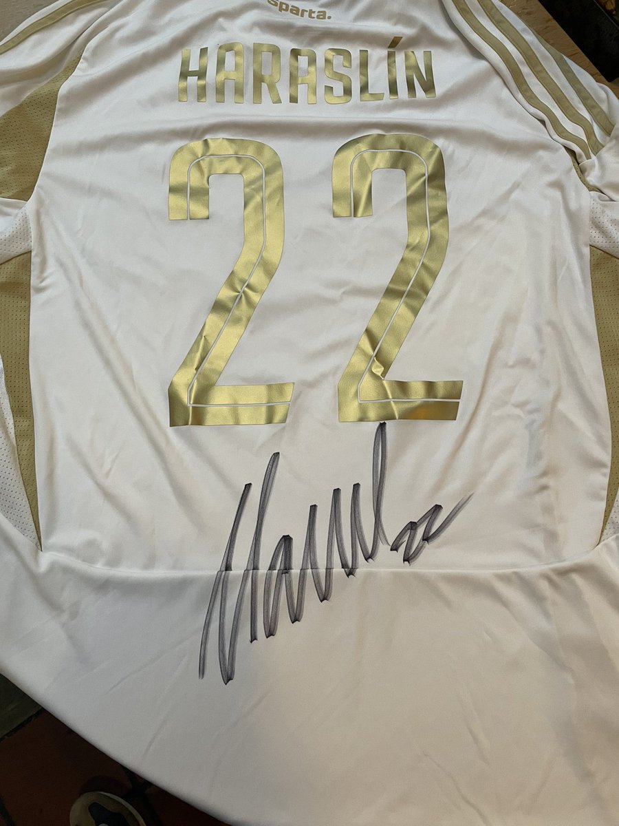 kovykovy7's tweet photo. Mise splněna ! 💙💛❤️ Největší král ! 🤝 https://t.co/5QE8e1Wwk7