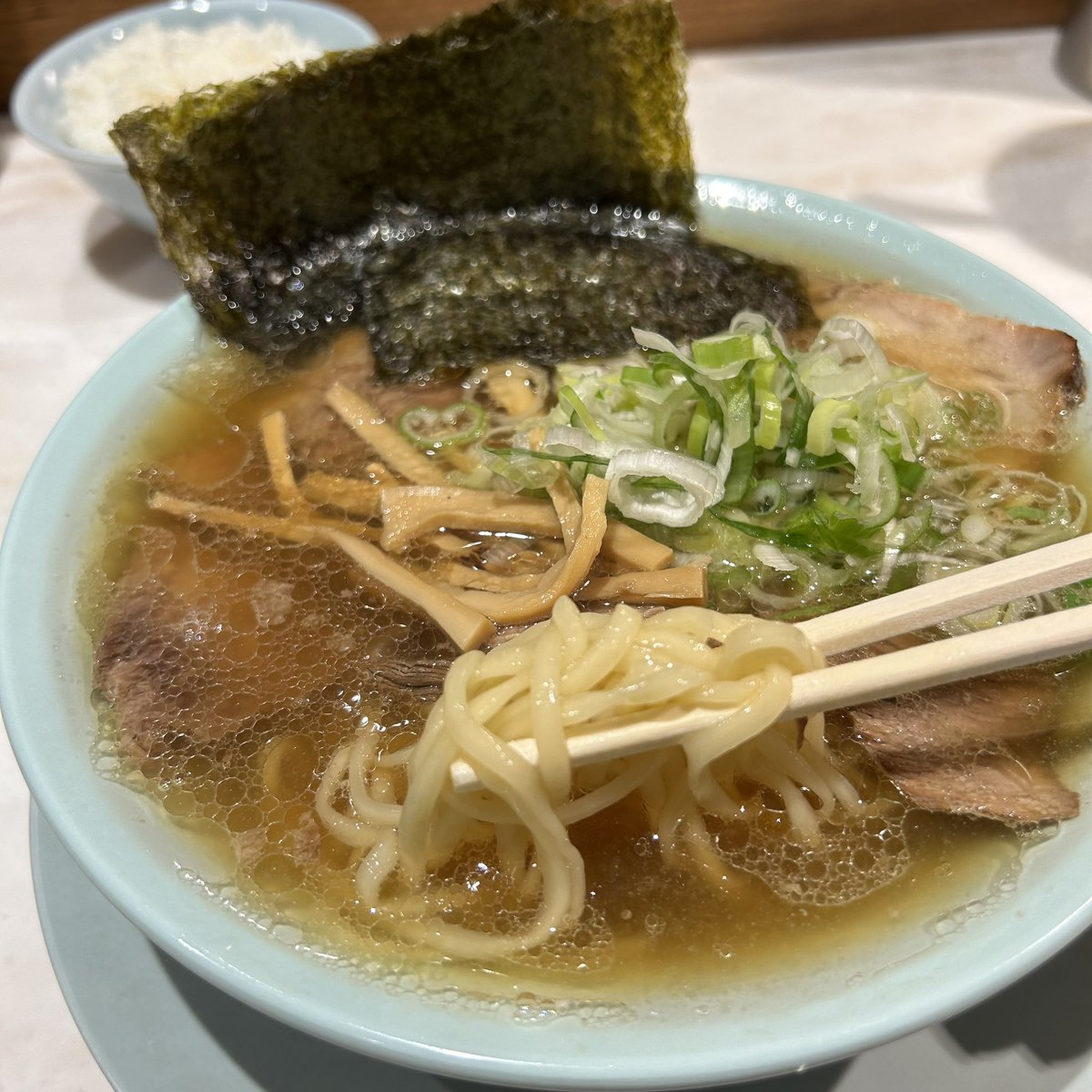 qwprf's tweet photo. 神田 ちえちゃんラーメン
中華そば 900円
海苔追加🤍

ちゃん系モードな人🙌🏻
こちらもビートルズ流れてる～🎧 https://t.co/uUL1cBuszk