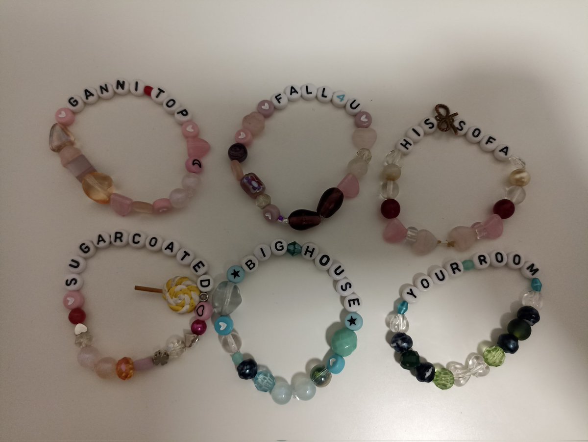 mariawillbekind's tweet photo. made some bracelets for nieve in red barcelona 😽💌💝 https://t.co/QOoKCFycjk